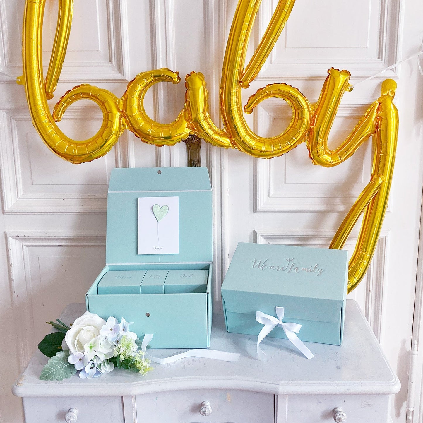 We Are Family Geschenkbox zur Geburt – Geschenkidee für Mama, Papa & Baby mit Bambussocken, 7 teilig